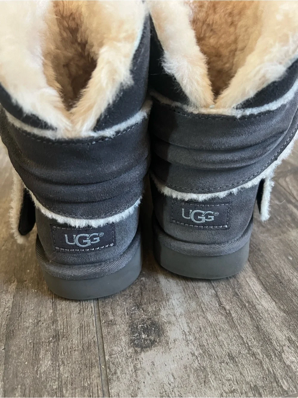 UGG Mini Spill Seam Bow Boots Gray Suede Shearling Size 8
